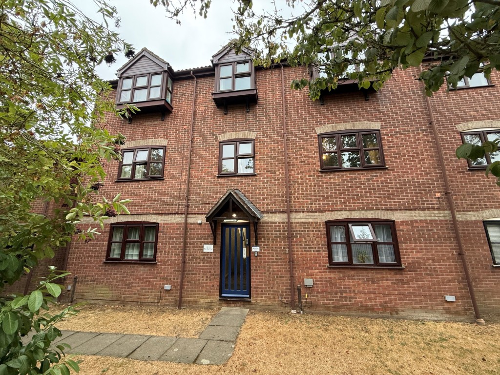 Lot: 146 - VACANT ONE-BEDROOM FIRST FLOOR FLAT FOR IMPROVEMENT - General view of the block at Enville Way